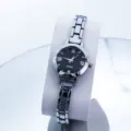 Orologio da donna al quarzo dettaglio quadrante con fondo nero e cinturino metallico. - Nero argento
