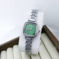 Détail de montre quartz carrée verte avec un magnifique bracelet en métal pour les femmes. - Argent Vert