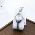 Detailansicht einer minimalistischen silbernen Quarzuhr mit zartem Mehrstrangkettenarmband. - Silber