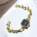 Elegante goudkleurige schakelarmband quartz horloge met een chique vierkante strass wijzerplaat. - Zwart