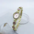 Elegante Damen Quarzuhr mit rosa ovalem Zifferblatt, Strasslünette und Kristallarmband. - Gold Rosa