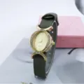 Reloj de cuarzo para mujer con pedrería, esfera ovalada dorada y correa de nailon verde. - Verde