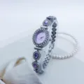 Elegante violette ovale Quarzuhr als Armbanduhr für Damen mit funkelnden Strasssteinen. - Silber Violett
