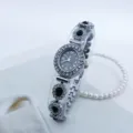 Detailansicht der eleganten Damen Quarzuhr mit ovalem Zifferblatt und transparentem Armband. - Silber Schwarz