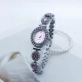 Elegante Damen Quarzuhr mit Strass Lünette und rosafarbenem Zifferblatt Armband. - Silberrosa