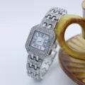 Gedetailleerd overzicht van het luxe vierkante strass dameshorloge met Romeinse cijfers. - Zilver