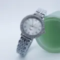 Orologio donna al quarzo con strass, numeri romani e cinturino metallico. Dettaglio. - Argento