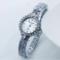 Gros plan détaillé d'une montre quartz femme argentée élégante avec lunette en strass brillants. - Blanc Argenté