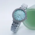 Vista dettagliata dell'orologio da donna con quadrante azzurro, numeri romani e strass. - blu argento