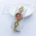 Vista dettagliata dell'orologio bracciale quarzo strass moda donna con quadrante fiore rosso. - Rosso oro