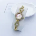 Vista dettagliata dell'orologio al quarzo dorato con quadrante floreale rosa e strass. - Oro e Rosa