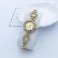 Squisito orologio donna quarzo strass con bracciale fiore oro, vista dettaglio elegante. - Oro Oro