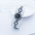 Orologio al quarzo con strass elegante da donna, quadrante floreale dettaglio orologio. - Nero argento