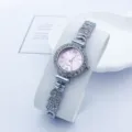 Elegante Strass-Quarzuhr mit rosafarbenem Zifferblatt und funkelnden Armbanddetails. - Silber-Rosa
