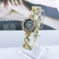 Detalle de cerca del reloj de cuarzo dorado con diamantes de imitación de flores y esfera brillante. - Negro
