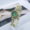 Elegante reloj de cuarzo dorado para mujer con esfera de flor verde y pedrería. - Verde