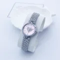Detailansicht des Damenuhr-Zifferblatts mit Herz und funkelndem Silber-Strassarmband. - Silber-Rosa