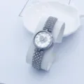 Elegante Damen Quarzarmbanduhr mit funkelnden Strasssteinen und wunderschönem Herz Zifferblatt. - Silber