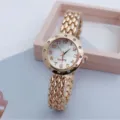Rosenquarz Damenarmbanduhr Detail, kleines Zifferblatt mit Ziffern und Strasslünette. - Roségold