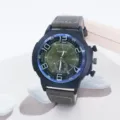 Détail montre quartz homme, grand cadran rond avec chiffres arabes, bracelet en cuir gris. - Gris