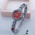 Nahaufnahme einer Damen Strass Quarz Armbanduhr mit auffälligem rotem runden Zifferblatt. - Rot