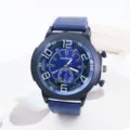 Vue detaillee de la montre quartz homme grand cadran bleu affichage numerique bracelet cuir. - Bleu