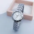 Elegante Damen Quarzuhr mit silbernem strukturiertem Metallarmband und Kristalllünette. - Silber