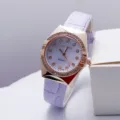 Reloj de cuarzo para mujer elegante con correa de piel morada y bisel de pedrería. - Púrpura