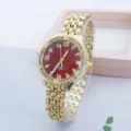 Elegante Damen Quarzuhr in Goldoptik mit rotem Zifferblatt, römischen Zahlen und Strasslünette. - Gold Rot