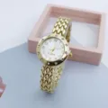 Goldene Damen Quarzurhr mit weißem Zifferblatt, arabischen Ziffern und strukturiertem Armband. - Gold