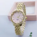 Atemberaubende goldfarbene Damenuhr Quarz mit rosa Zifferblatt und funkelnder Lünette. - Gold & Rosa