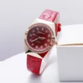 Reloj de cuarzo rojo para mujer con bisel de estrás, caja de oro rosa y correa de cuero grabado. - Rojo