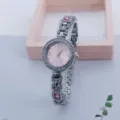 Detailansicht einer luxuriösen Damen Quarz Strass Uhr mit rosafarbenem Zifferblatt und Armband. - Rosa