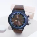 Montre quartz pour homme à grand cadran, bracelet cuir marron et chiffres bien lisibles. - Café