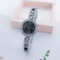 Elegante Damen Quarzuhr mit funkelnden Strasssteinen, glänzendes silbernes Edelstahlarmband. - Schwarz
