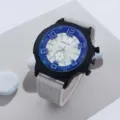 Vue détaillée de la montre de sport à quartz pour homme avec grand cadran et bracelet en suède. - Blanc