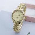Dettaglio orologio al quarzo con strass dorati, elegante orologio da donna in lega con numeri. - Oro Oro