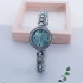 Nahaufnahme einer stilvollen Damen Strass Quarzuhr mit hellblauem Zifferblatt und Armband. - Seeblau