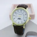 Klassische Herren Quarzuhr Detail mit braunem Lederarmband und goldenem Gehäuse. - Goldenes Gehäuse Weißes Zifferblatt Braunes Armband