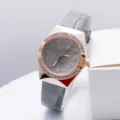 Stijlvolle dames quartz horloge met grijs lederen band en schitterende strass bezel. - Grijs