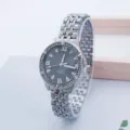 Orologio da polso al quarzo da donna in argento con strass e cinturino metallico, elegante e chic. - Nero argento