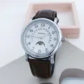 Vista dettagliata dell'orologio al quarzo vintage da uomo con cinturino in pelle marrone. - Cassa Argento Quadrante Bianco Cinturino Marrone