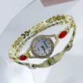 Montre bracelet quartz femme, bracelet en métal doré avec strass et pierres rouges. - Rouge