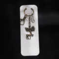 Antieke bronzen eland sleutelhanger met karabijnhaak en ketting op witte displaykaart - Eland Antiek Bronzen Sleutelhanger (Op Kaart)