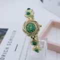 Élégante montre à quartz en pierre verte avec design de fleurs en strass et bracelet doré. - Vert Or