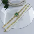 Détail en gros plan de la montre bracelet strass femme dorée luxueuse sur un miroir. - Vert