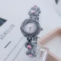 Detailansicht der Strass Blumen Quarz Damen Uhr mit rosa Zifferblatt und schickem Kristall Armband. - Silber Rosa