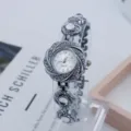 Elegante Strass Blumen Quarzdamenuhr, silberne Armbanduhr mit einzigartigen Design-Details. - Silberweiß