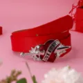 Cinturón de estilo punk rojo con hebilla de corazón y daga, decorado con texto Love Hurts. - Espada de Cupido