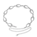 Primer plano detallado de la cadena de cintura de metal plateado con eslabones y colgante. - Plateado
